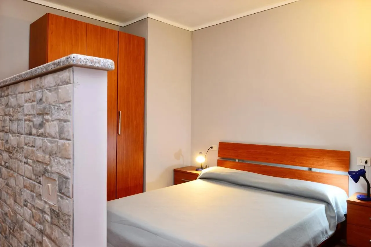La Grolla Apartments Manerba del Garda 0*,  İtalya